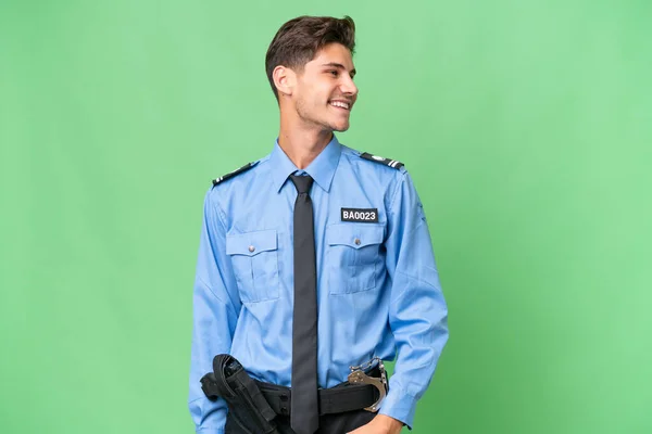Fiatal Rendőr Férfi Elszigetelt Háttér Keres Oldalon — Stock Fotó
