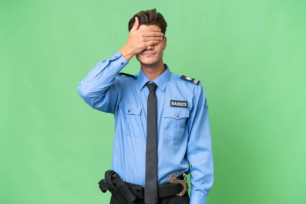 年轻的警察用手蒙住眼睛 越过孤立的背景 不想看到的东西 — 图库照片