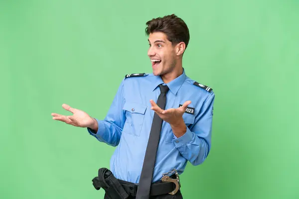 Jeune Policier Sur Fond Isolé Avec Expression Faciale Surprise — Photo