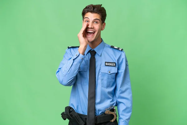 Jovem Policial Sobre Fundo Isolado Gritando Com Boca Bem Aberta — Fotografia de Stock
