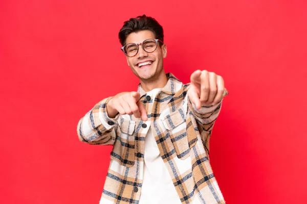 Genç Beyaz Yakışıklı Adam Kırmızı Arka Planda Izole Edilmiş Mutlu — Stok fotoğraf