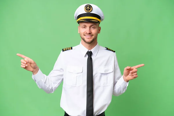 Flugzeugpilot Mann Über Isoliertem Hintergrund Zeigt Mit Dem Finger Auf — Stockfoto
