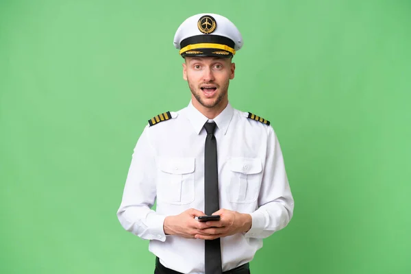 Avião Piloto Homem Sobre Fundo Isolado Surpreendido Enviando Uma Mensagem — Fotografia de Stock