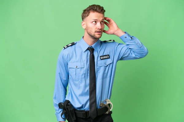 Молодий Поліцейський Над Ізольованим Фоном Думає Про Ідею — стокове фото