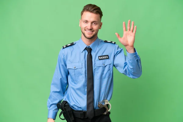 Soyutlanmış Arka Planda Genç Bir Polis Mutlu Bir Ifadeyle Selamlıyor — Stok fotoğraf