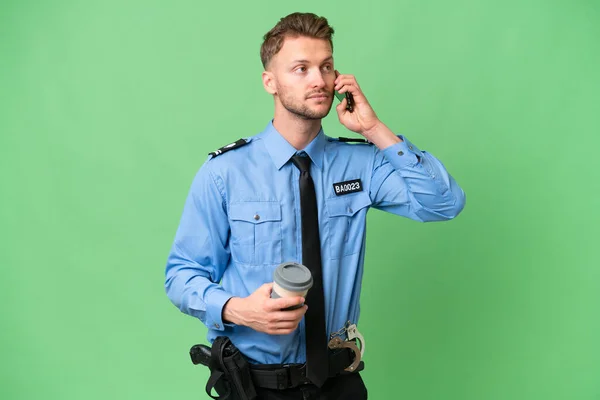 Jovem Policial Sobre Fundo Isolado Segurando Café Para Levar Celular — Fotografia de Stock
