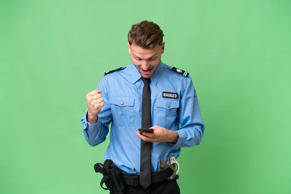 Jonge Politieman Geïsoleerde Achtergrond Verrast Het Verzenden Van Een Boodschap — Stockfoto