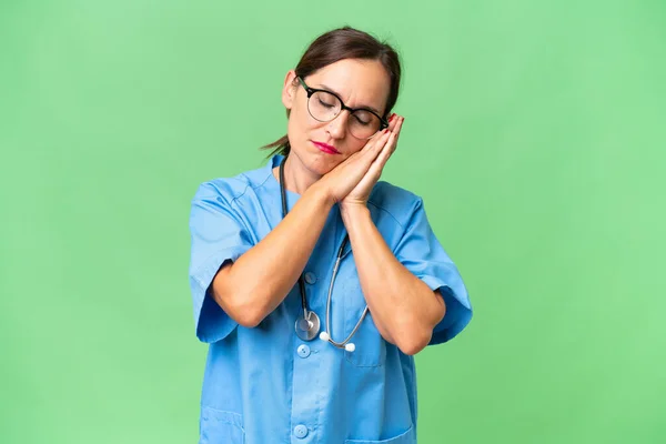 Enfermeira Meia Idade Sobre Fundo Isolado Fazendo Gesto Sono Expressão — Fotografia de Stock