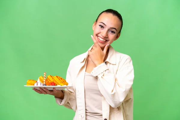 Zole Edilmiş Geçmişinde Waffle Tutan Genç Bir Arap Kadını Mutlu — Stok fotoğraf