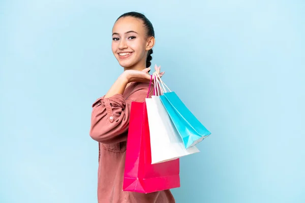 Genç Bir Arap Kadın Mavi Arka Planda Izole Edilmiş Alışveriş — Stok fotoğraf