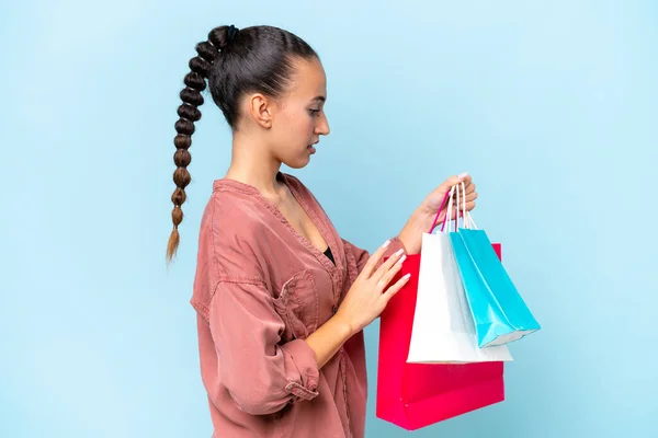 Ung Arabisk Kvinna Isolerad Blå Bakgrund Håller Shoppingväskor — Stockfoto