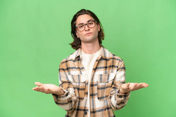 Young Caucasian Man Isolated Green Chroma Background Having Doubts — Stock Photo, Image
