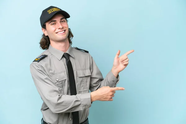 Young Safeguard Man Isolated Blue Background Pointing Finger Side Presenting — Stock Photo, Image