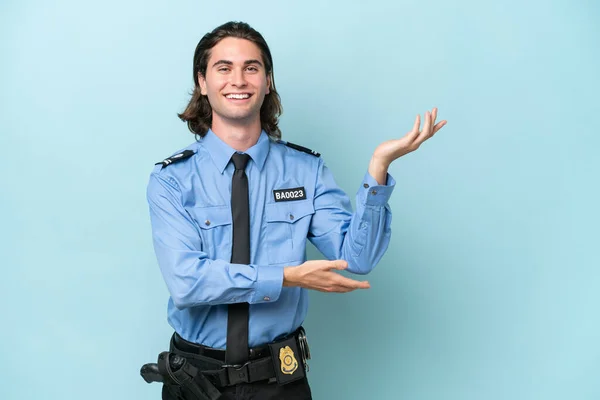 Молодий Поліцейський Кавказький Чоловік Ізольований Синьому Фоні Простягаючи Руки Бік — стокове фото