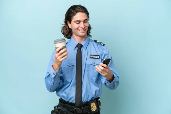 Jeune Homme Caucasien Police Isolé Sur Fond Bleu Tenant Café — Photo