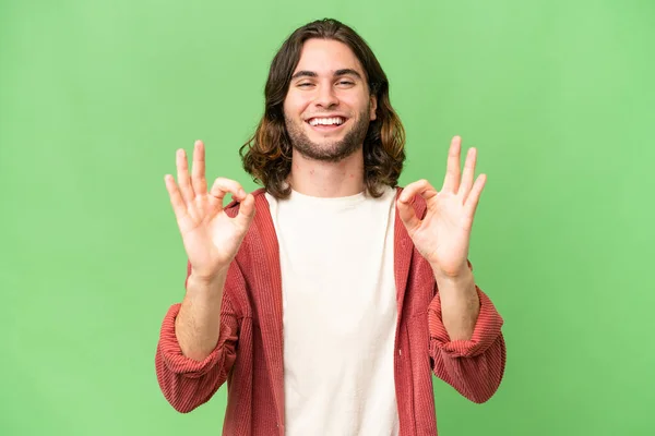 Mladý Pohledný Muž Přes Izolované Pozadí Ukazující Znamení Prsty — Stock fotografie