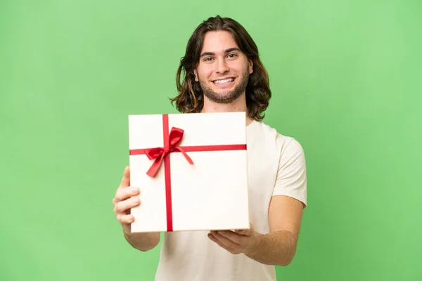 Jonge Knappe Man Met Een Geschenk Geïsoleerde Achtergrond Met Gelukkige — Stockfoto