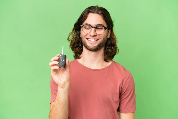 Mladý Pohledný Muž Drží Klíčky Auta Přes Izolované Pozadí Šťastným — Stock fotografie