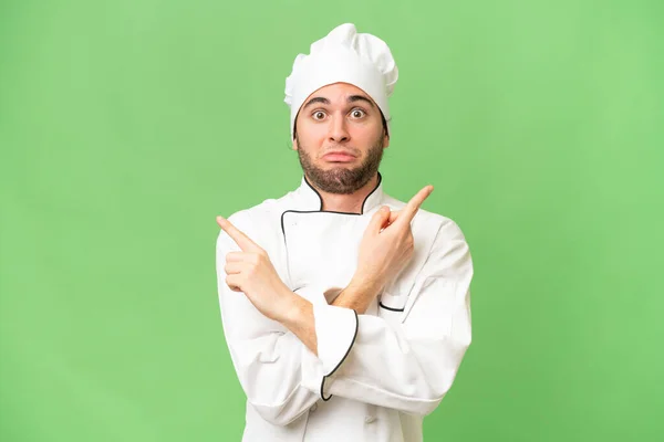 Jeune Beau Chef Homme Sur Fond Isolé Pointant Vers Les — Photo