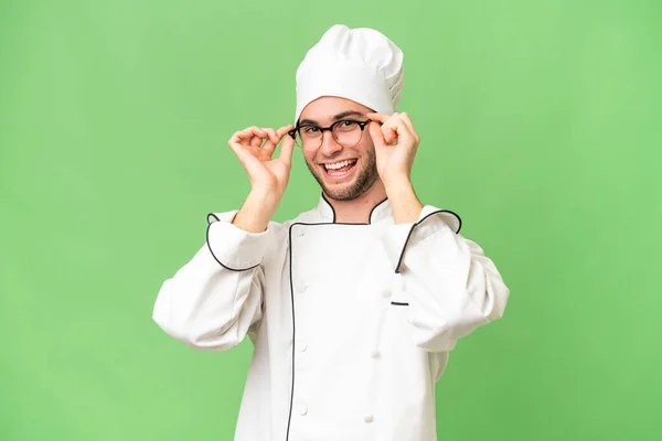 Joven Guapo Chef Hombre Sobre Aislado Fondo Con Gafas Sorprendido — Foto de Stock