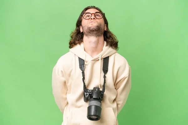 Mladý Fotograf Muž Přes Izolované Pozadí Vzhlíží — Stock fotografie