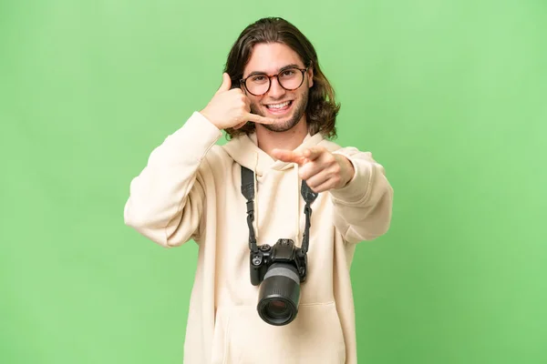 Mladý Fotograf Muž Přes Izolované Pozadí Dělat Telefonní Gesto Ukazuje — Stock fotografie