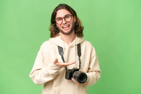 Mladý Fotograf Přes Izolované Pozadí Představuje Nápad Zároveň Usmívá Směrem — Stock fotografie