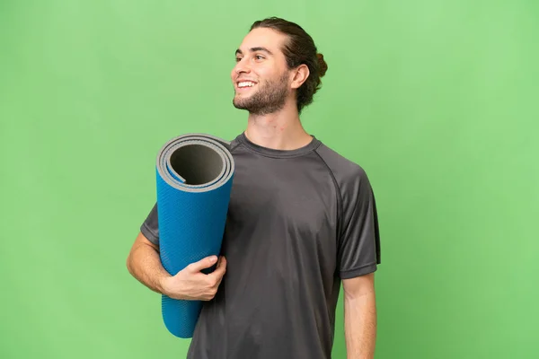 Giovane Uomo Sport Andando Lezioni Yoga Mentre Tenendo Tappeto Sfondo — Foto Stock