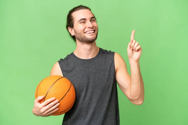 Giovane Giocatore Basket Uomo Sfondo Isolato Che Indica Una Grande — Foto Stock