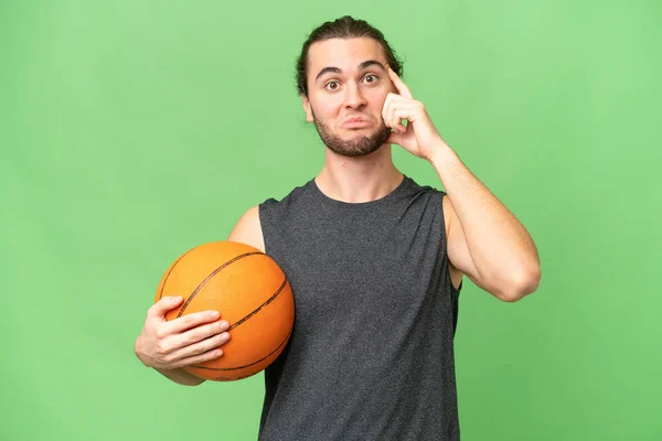 Ung Basketspelare Man Över Isolerad Bakgrund Tänker Idé — Stockfoto