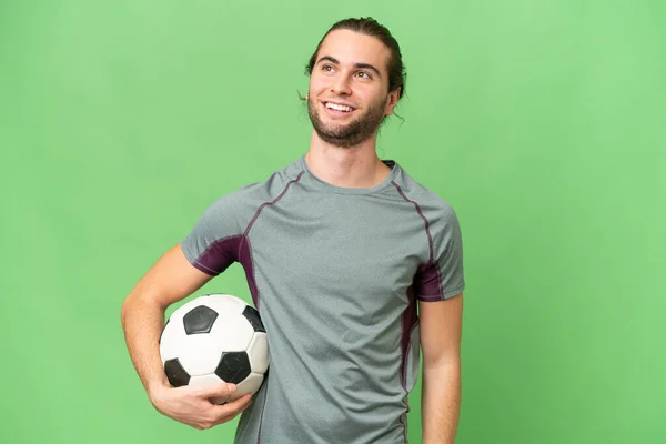Νεαρός Όμορφος Ποδοσφαιριστής Πάνω Από Απομονωμένο Υπόβαθρο Σκέφτεται Μια Ιδέα — Φωτογραφία Αρχείου