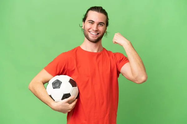 Молодой Красивый Мужчина Изолированный Зеленом Фоне Хромы Футбольным Мячом Празднующим — стоковое фото