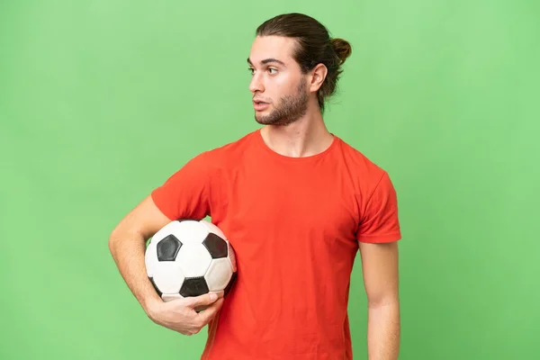 Молодой Красивый Мужчина Изолирован Зеленом Фоне Хромы Футбольным Мячом — стоковое фото