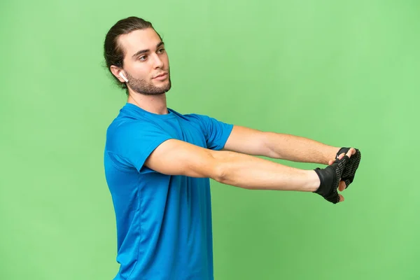 Νεαρός Όμορφος Άντρας Απομονωμένος Πράσινο Χρωματικό Φόντο Που Τεντώνει Χέρι — Φωτογραφία Αρχείου