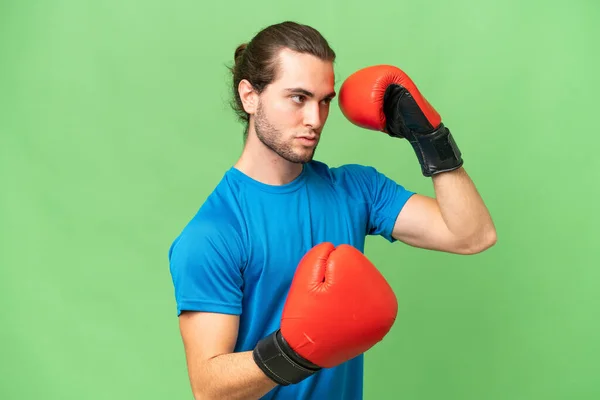 Νεαρός Όμορφος Άνδρας Απομονωμένος Πράσινο Χρώμα Φόντο Γάντια Πυγμαχίας — Φωτογραφία Αρχείου