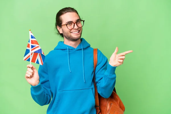 Mladý Pohledný Muž Drží Britskou Vlajku Přes Izolované Pozadí Ukazující — Stock fotografie
