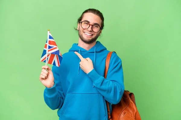 Homem Bonito Jovem Segurando Uma Bandeira Reino Unido Sobre Fundo — Fotografia de Stock