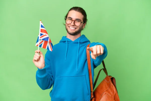 Młody Przystojny Mężczyzna Trzymając Wielka Brytania Flaga Odosobnione Tło Wskazując — Zdjęcie stockowe