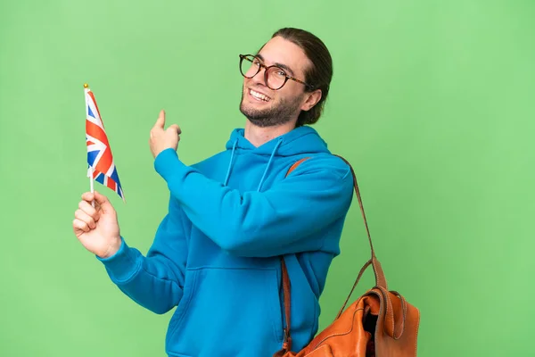 Junger Gutaussehender Mann Mit Einer Britischen Flagge Über Isoliertem Hintergrund — Stockfoto