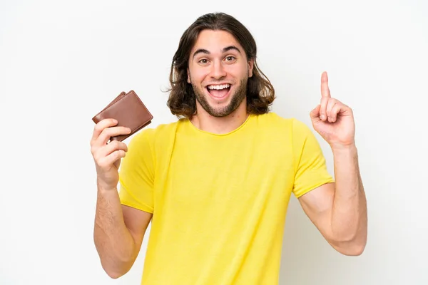 Mladý Pohledný Muž Drží Peněženku Izolované Bílém Pozadí Ukazuje Nahoru — Stock fotografie