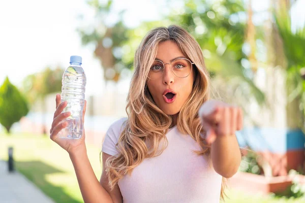 Bonita Mujer Uruguaya Rubia Con Una Botella Agua Aire Libre —  Fotos de Stock