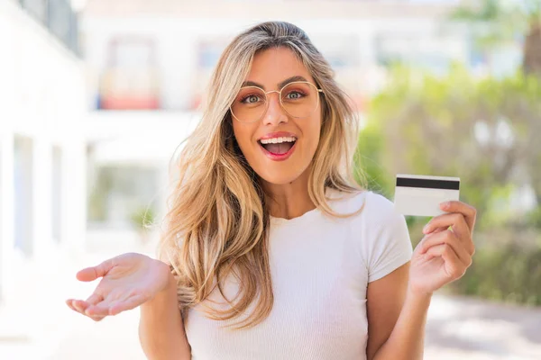 Mooie Blonde Uruguayaanse Vrouw Met Een Creditcard Buitenlucht Met Geschokte — Stockfoto