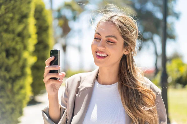 Красивая Блондинка Уругвая Пользующаяся Мобильным Телефоном Открытом Воздухе Счастливым Выражением — стоковое фото