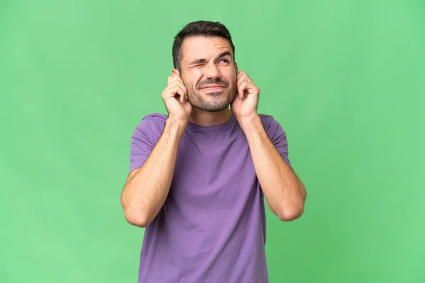 Joven Guapo Caucásico Hombre Sobre Aislado Fondo Frustrado Cubriendo Oídos —  Fotos de Stock