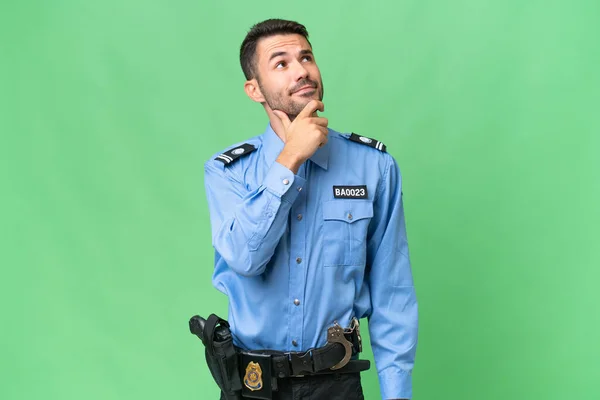 Joven Policía Caucásico Hombre Sobre Aislado Fondo Teniendo Dudas —  Fotos de Stock