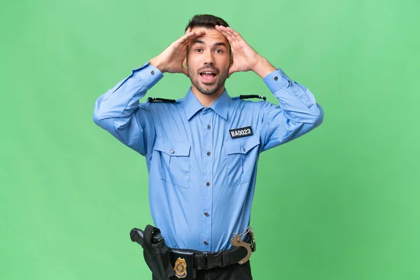 Νεαρός Αστυνομικός Καυκάσιος Απομονωμένο Φόντο Έκφραση Έκπληξη — Φωτογραφία Αρχείου
