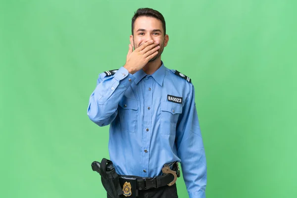 Młody Policjant Kaukaski Człowiek Odizolowane Tło Szczęśliwy Uśmiechnięty Pokrycie Usta — Zdjęcie stockowe