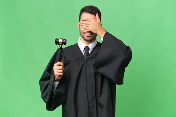 Δικαστής Καυκάσιος Πάνω Απομονωμένο Φόντο Που Καλύπτει Μάτια Χέρια Δεν — Φωτογραφία Αρχείου