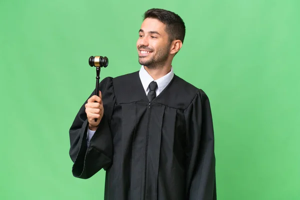 Giudice Uomo Caucasico Sfondo Isolato Guardando Lato Sorridendo — Foto Stock