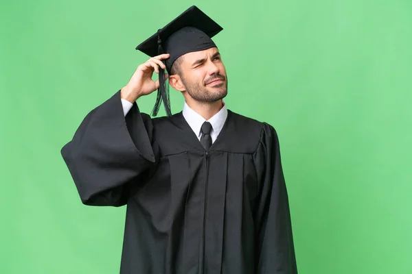 Jovem Universitário Graduado Sobre Fundo Isolado Com Dúvidas Com Expressão — Fotografia de Stock